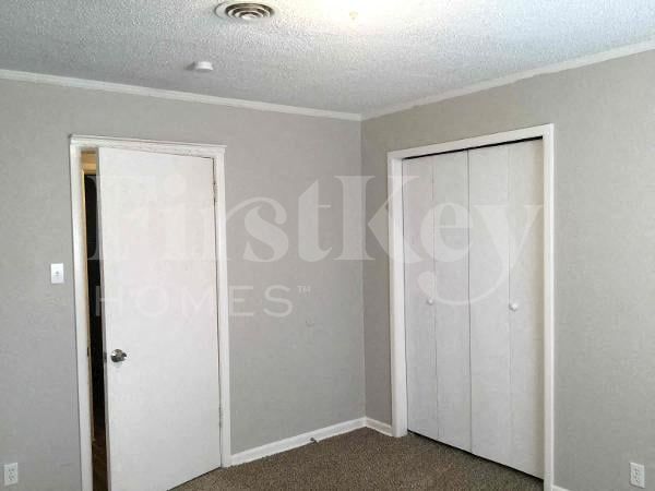 Building Photo - 7000 Meadowbrook Dr