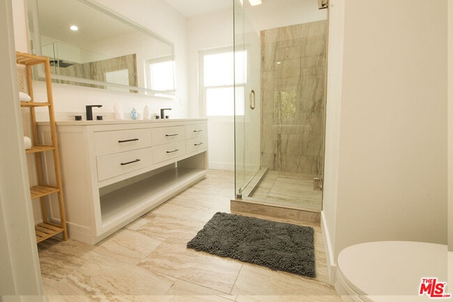 Building Photo - 9042 Phyllis Ave