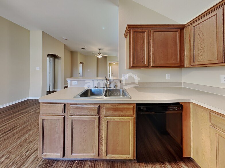 Building Photo - 3013 Lake Side Dr