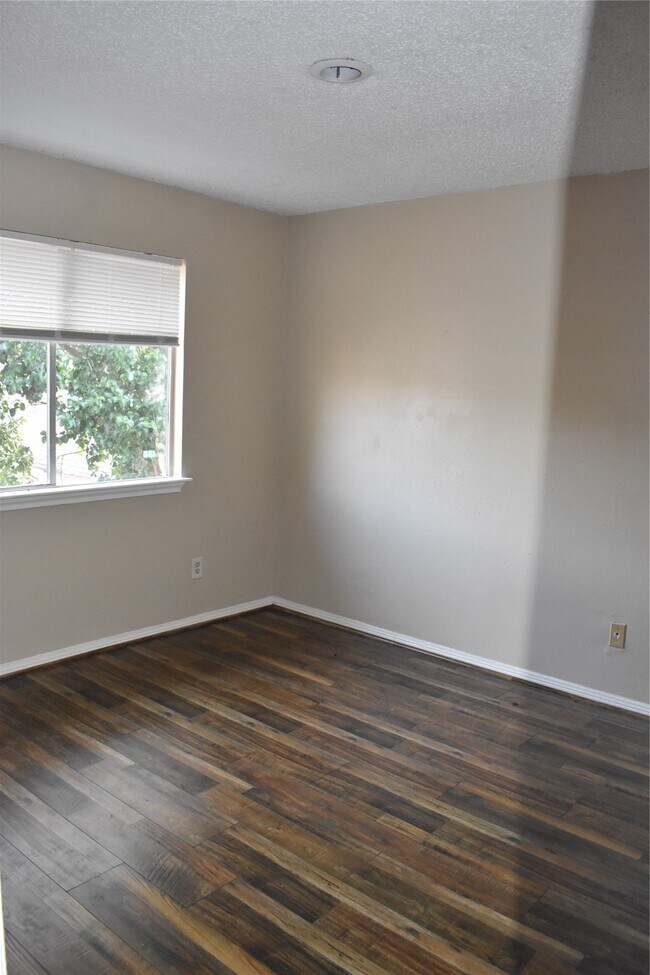 Building Photo - 8903 Kalewood Dr