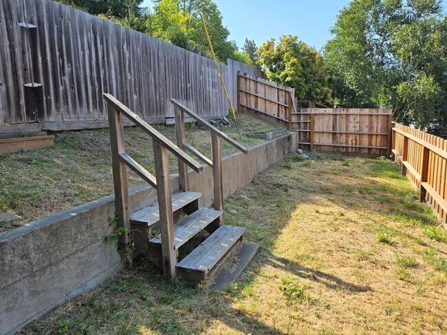 Building Photo - Single Family Home in Scotia!