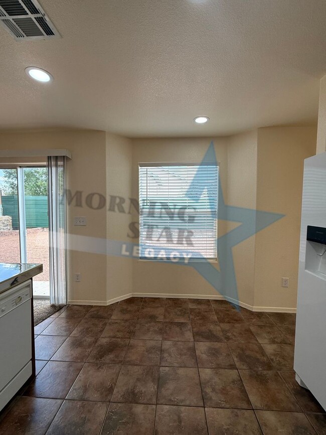 Building Photo - Inviting 3 bedroom 2.5 bath waiting to be ...