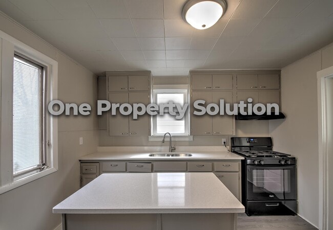 Building Photo - 810 Plain St