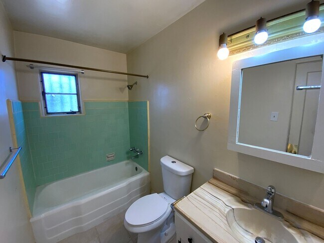 Building Photo - 2 Bedroom Single Story Home Available Near...