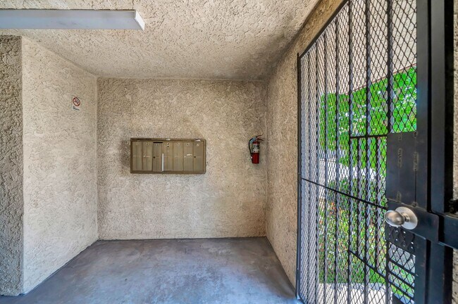 Building Photo - 6003 Craner Ave