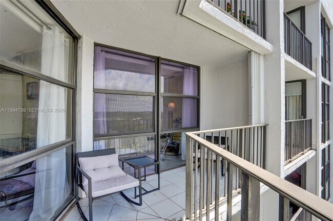 Building Photo - 800 Parkview Dr