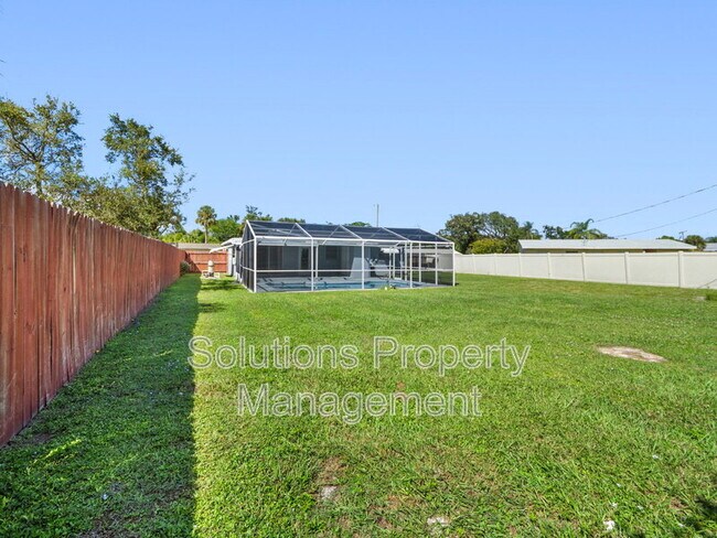 Building Photo - 2033 Robinhood Dr