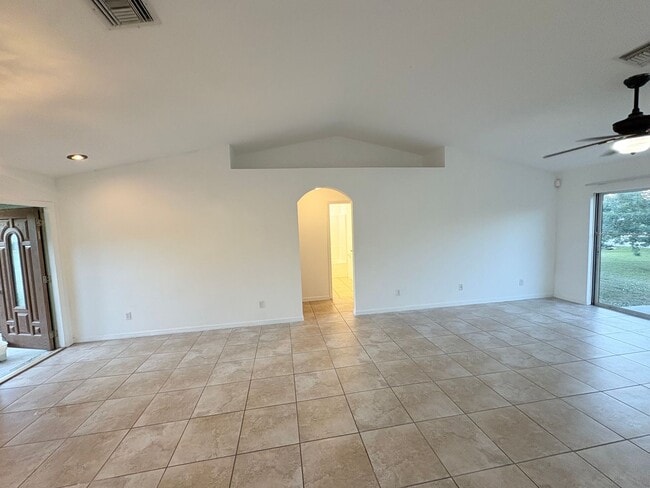 Building Photo - Charming Single-Family Home for Rent in Lehigh Acres