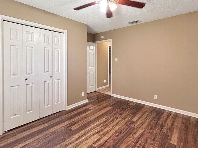 Building Photo - Charming 3-Bedroom Home in Great Northwest with Fireplace & Shaded Backyard
