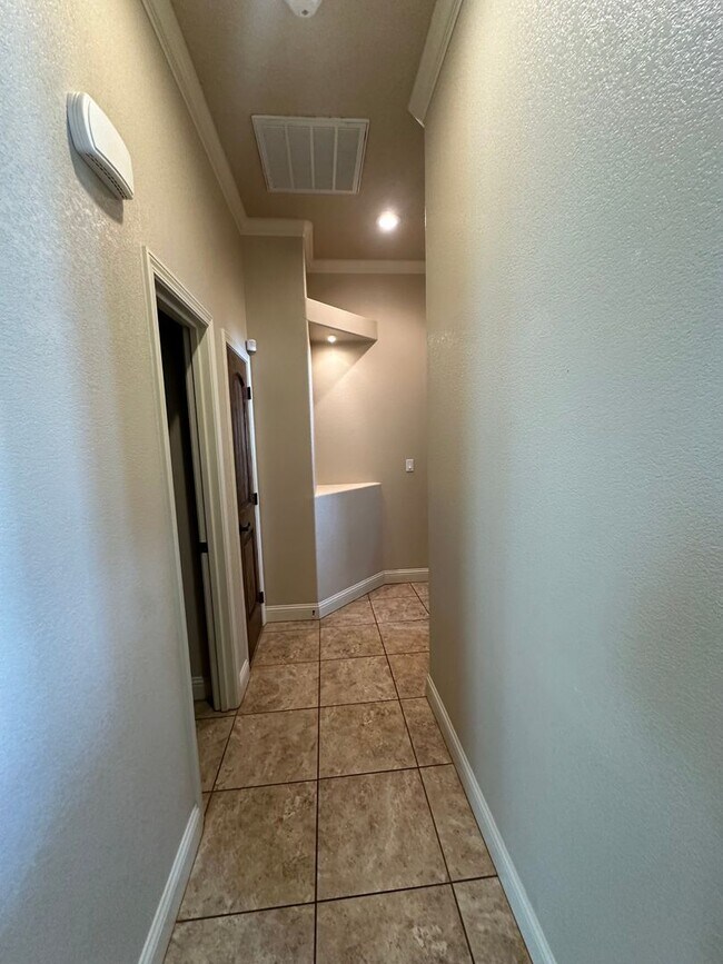 Building Photo - Stunning 4 Bed Home! 3 Car garage ! Mesa School District!