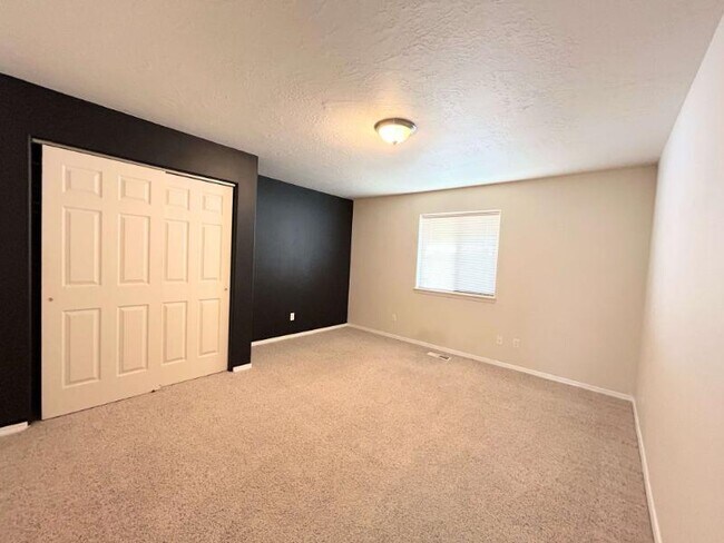 Building Photo - 1129 Golden Pheasant Dr