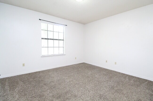 Building Photo - 2BD/1BA Duplex in NE Pensacola – Fenced Ya...
