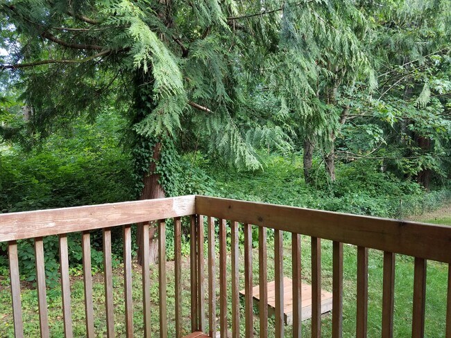Building Photo - Updated 3 Bedroom 2 Bath Duplex In East Port Orchard
