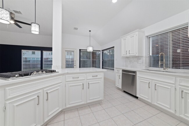 Building Photo - 3323 Shadowfern Dr