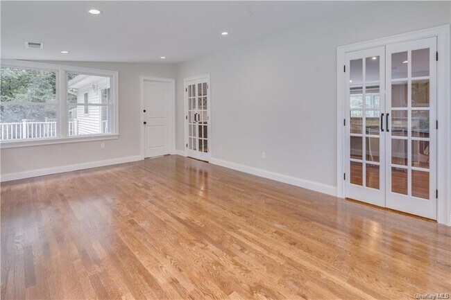 Building Photo - 8 Montfort Woods Rd