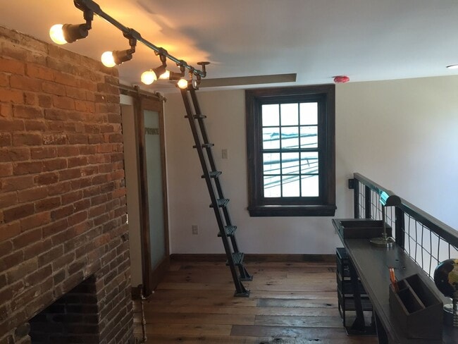 Building Photo - BEAUTIFUL, BRIGHT AND OPEN 1 BED, 1BATH  HOUSE IN HEART OF NOIRTHSIDE- AVAIL NOW!