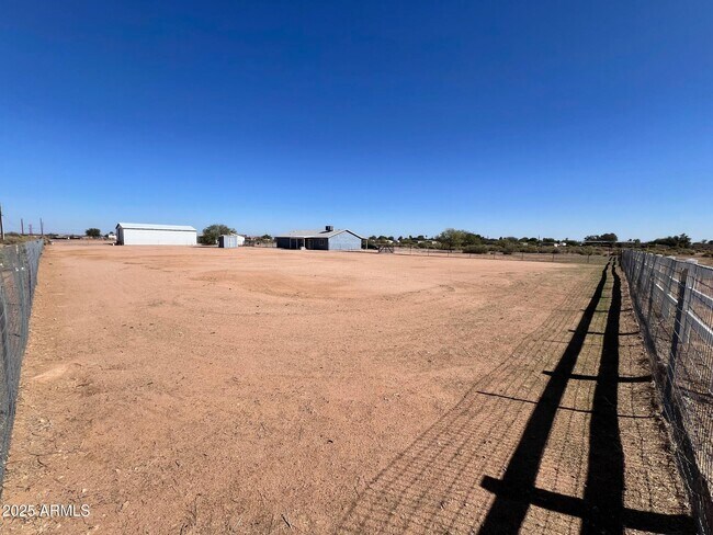 Building Photo - 4552 N Loring Rd