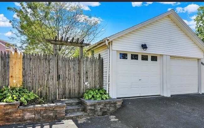 Building Photo - 813 N Franklin St