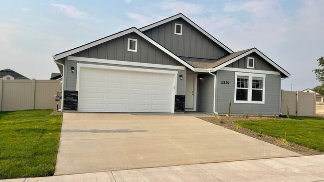 Building Photo - $2,199.00 / Large 4 bed 2 bath / 3 car gar...