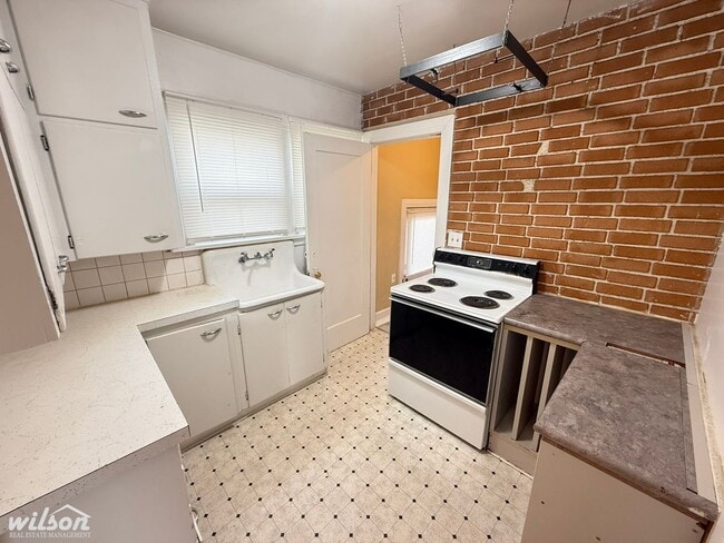 Building Photo - 211 S 16th Ave