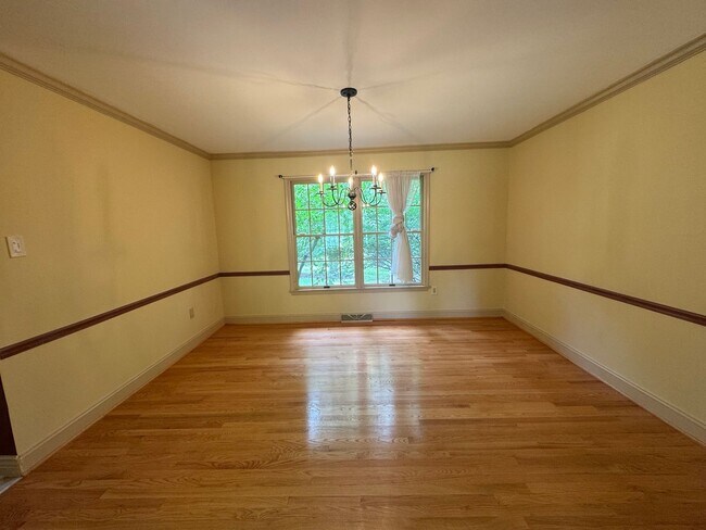 Building Photo - 102 Ravenwood Pl