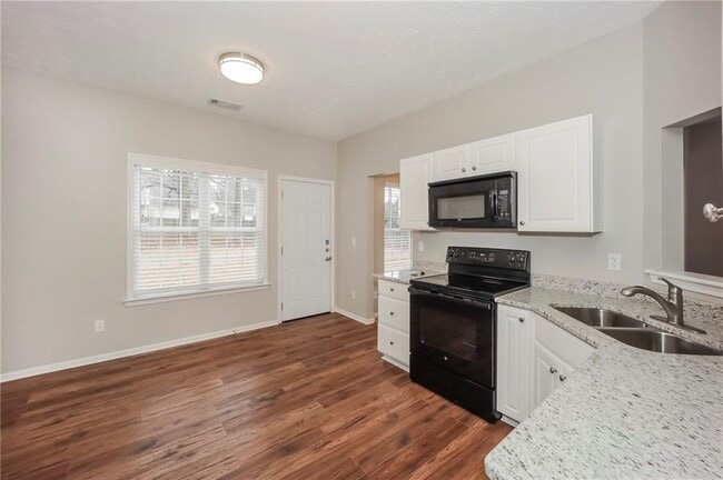Building Photo - 60 Roxbury Ln