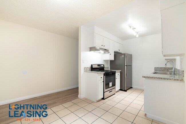 Building Photo - 10522 S Figueroa St