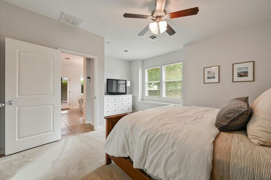 Building Photo - 130 Farm House Rd