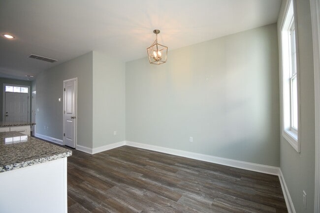 Building Photo - Gorgeous 2 Bedroom Townhome in Beachside Village