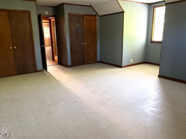 Building Photo - 866 W Lakeview Dr