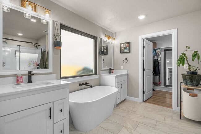 Building Photo - Modern Living: Spacious 5 Bed, 2 Bath Home...