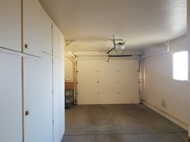 Building Photo - Spacious 2 bedroom 2 bath Condo