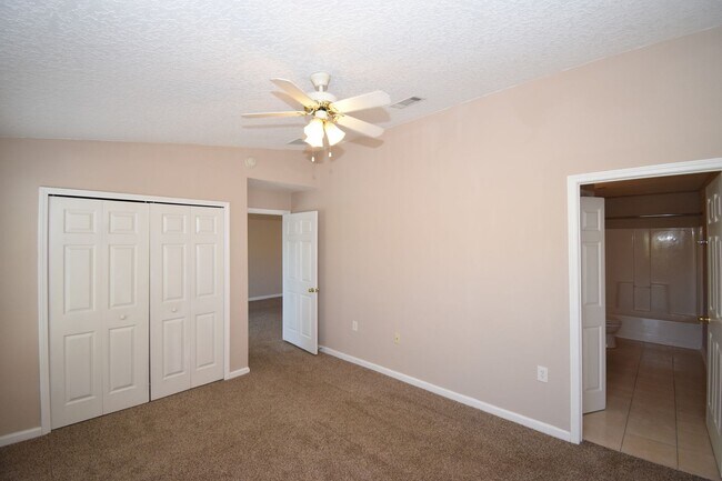 Building Photo - WOW! 2/2 in Merrill Pines Gated Community