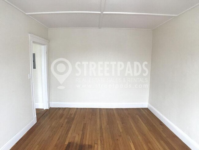 Building Photo - bedroom in Boston MA 02215