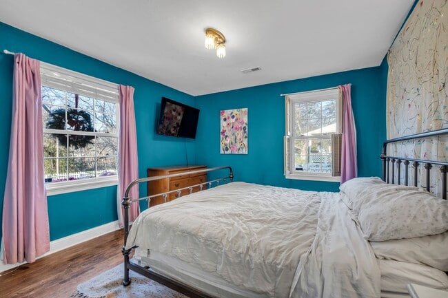 Building Photo - Available in March. Nashville 2 BED charming cottage for rent. Renovated with darling details and...