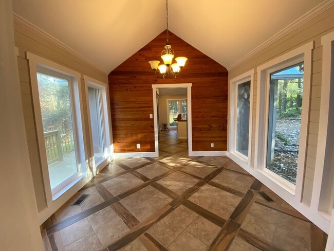 Building Photo - Unique Home in Perry