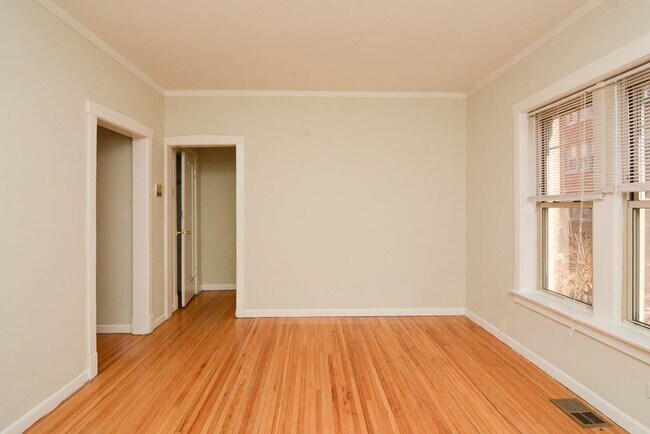 Building Photo - 629.5 W Barry Ave