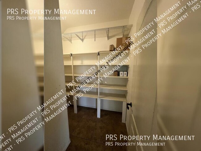 Building Photo - 576 E Julian Dr