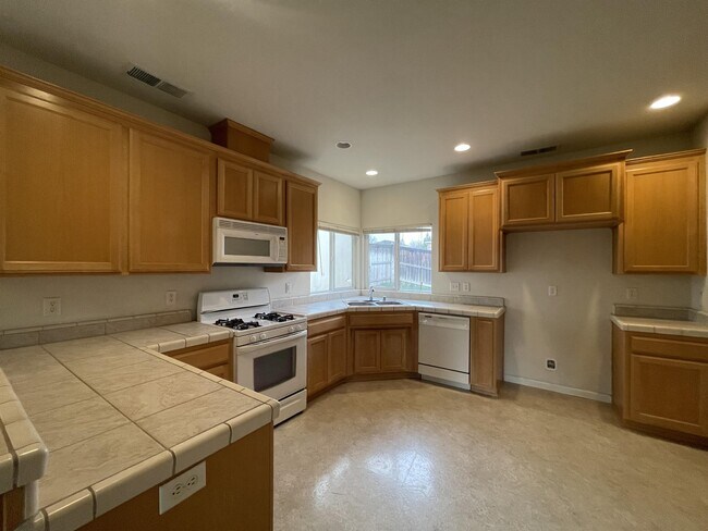 Building Photo - 1307 Yosemite Dr