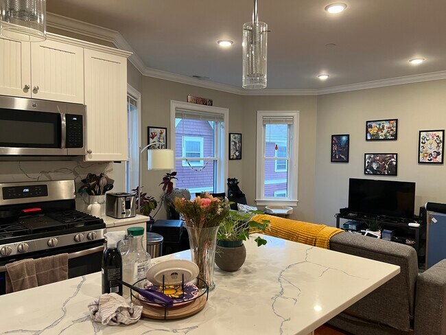 Building Photo - 118 Holland St