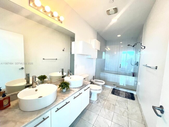 Building Photo - 888 Biscayne Blvd