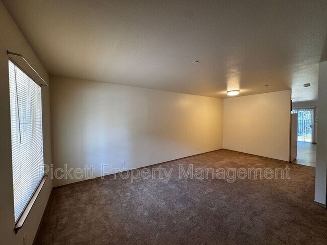 Building Photo - 680 Northpark Ln