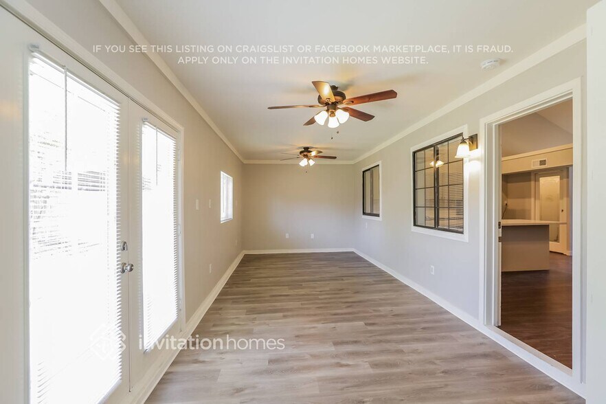Building Photo - 1319 E Ivyglen St