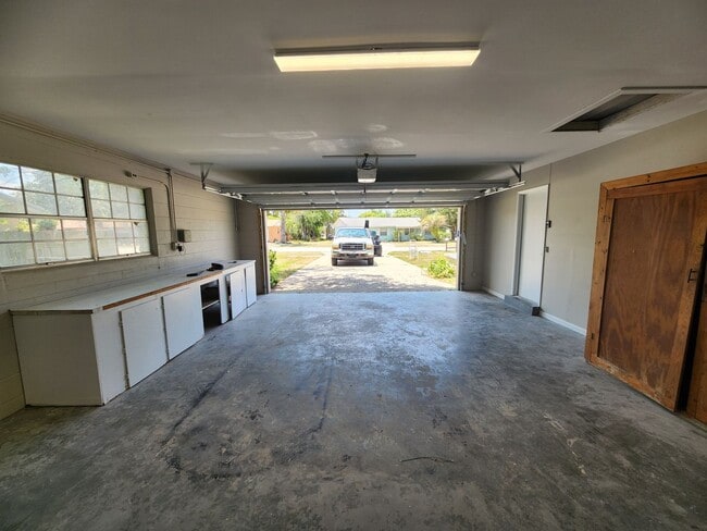 Building Photo - Bed 2 Bath, 2 car garage (SW Ocala/ Marion Oaks)