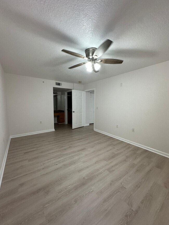 Building Photo - 261 SW Palm Dr