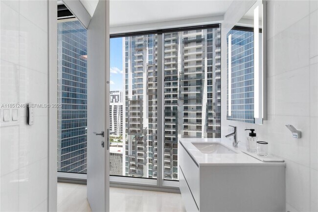 Building Photo - 300 Biscayne Blvd Way