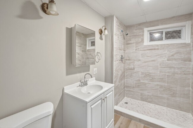 Building Photo - 425-427 Wood Ave
