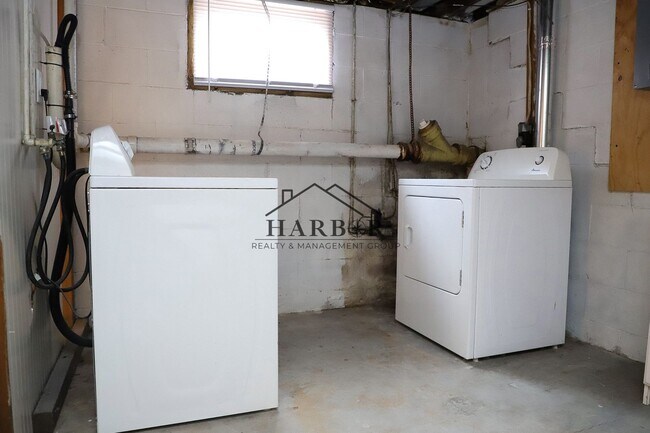 Building Photo - 11th Avenue NE Duplex