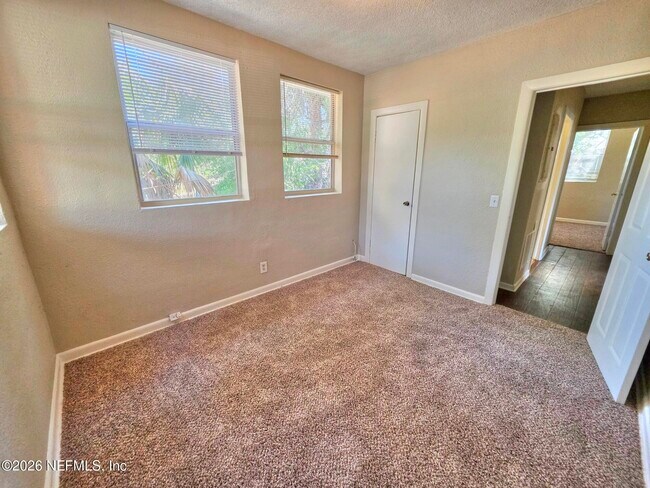 Building Photo - 916 W 25th St