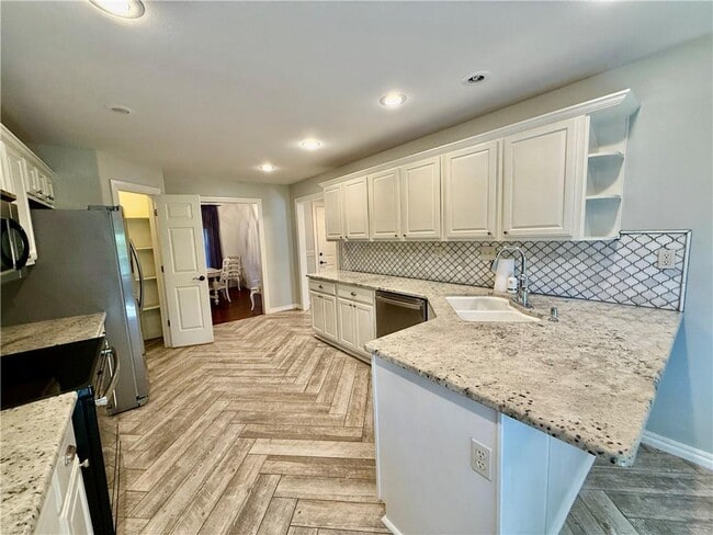 Building Photo - 305 Meadows Ct